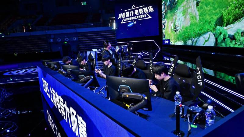 关于电竞竞技：编辑部整理赛事资料的场景配图